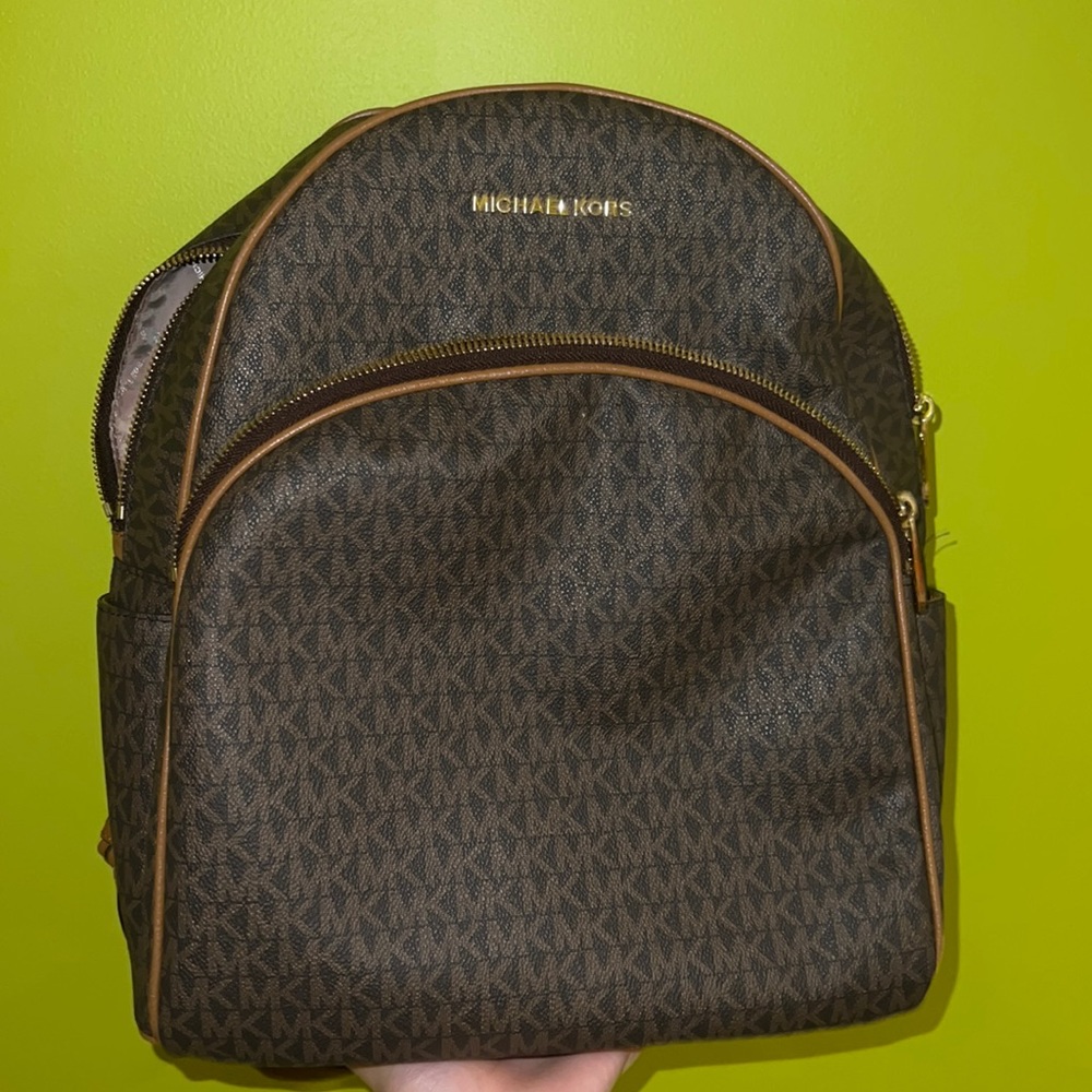 This is a Michael Kors 🎒